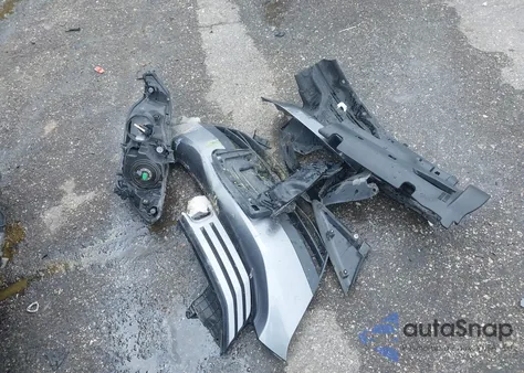 2011 Honda Insight z USA, uszkodzony, nr VIN JHMZE2H33BS003340